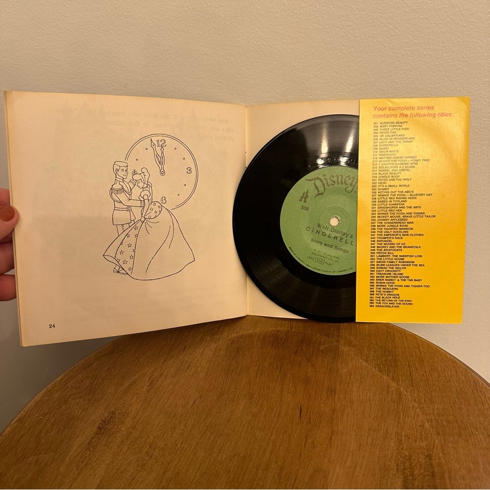 SOLD- Vintage 1977 Disney CINDERELLA Read Along Book Record 33 1/3 RPM See Hear - Picture 3 of 14